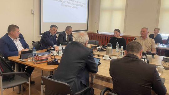 Chcą zlikwidować szkołę. Wykluczyli niewygodnego radnego