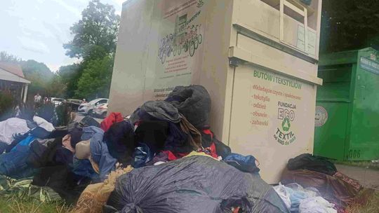 Biedronka i PCK apelują do premiera. Chodzi o segregowanie tekstyliów