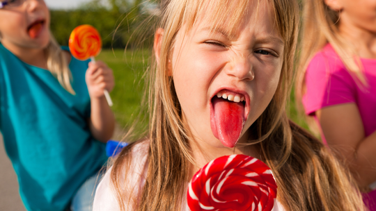 Cukier to biała trucizna? Szkodzi podobnie jak alkohol, więc podobnie z reklamą
