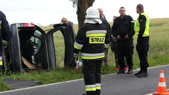 Chciał ominąć zająca, wpadł do rowu