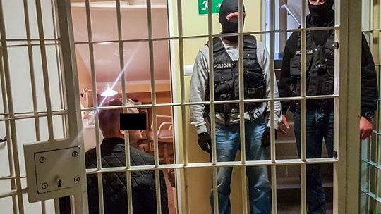 Chciał oszukać seniorkę na kilkanaście tysięcy złotych. Jest teraz w rękach policji