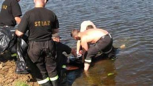 Chciał tylko popływać. Wyłowili go w kąpielówkach