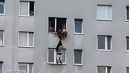 Chciał wyskoczyć z okna [WIDEO]