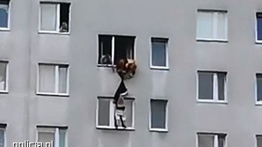 Chciał zakończyć życie skacząc z bloku. Siedział na parapecie i trzymał się...