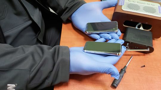 Chcieli przerzucić telefony komórkowe do więzienia