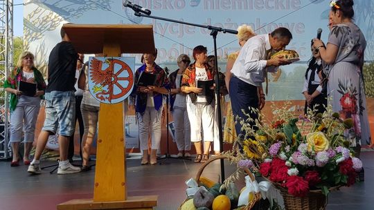 Chleb podzielono wśród uczestników dożynek [FOTORELACJA]