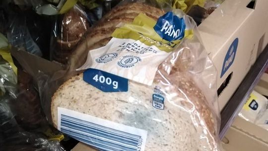 Chleb z pleśnią na półce w Biedronce! - ostrzega czytelniczka