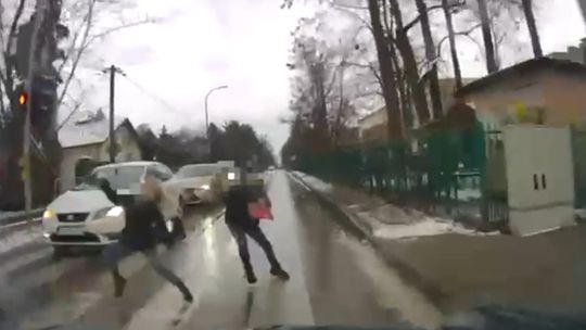 Wszedł prosto pod samochód. Karę dostała matka
