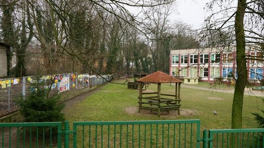 Chocholi taniec z masztem, czyli straszenie niewidzialnymi promieniami, których nie będzie