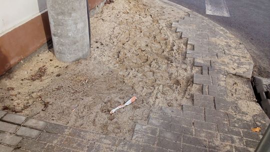 Chodnik rozebrali pół roku temu, ale nie położyli do dziś