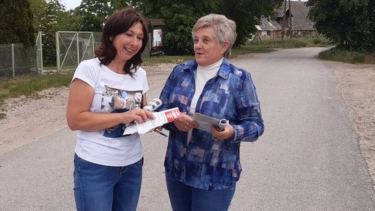 Chodzą i jeżdżą z ulotkami za i przeciw referendum