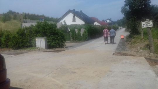 Chodzi o pięć lamp przy drodze