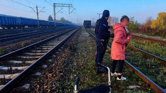 Chodziła po torach. Uratowali ją policjanci