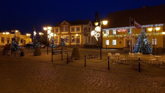 Choinki i światełka na rynku