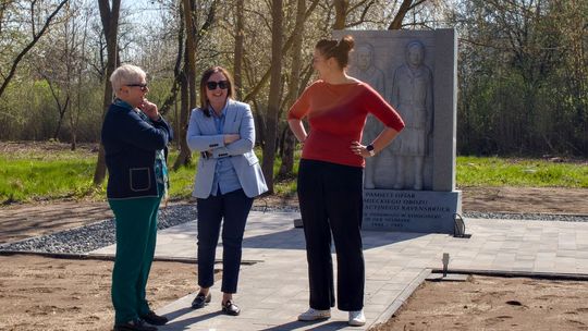 Chojna oddaje hołd więźniarkom Ravensbrück. Uroczyste odsłonięcie pomnika przy ulicy Narciarskiej
