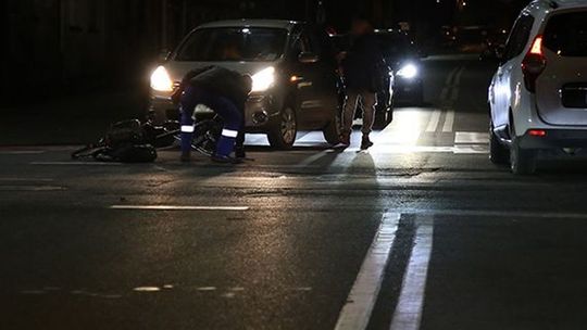 Chwila nieuwagi, która mogła kosztować życie. Potrącony rowerzysta
