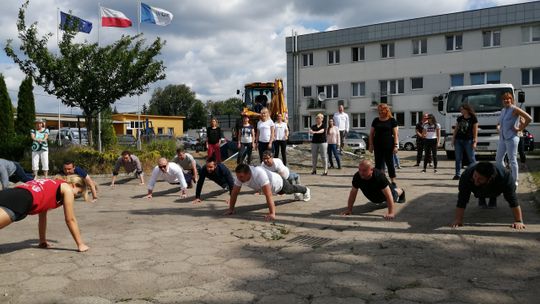 Ci od wodociągów pompowali tak. Razem z koparką [WIDEO]