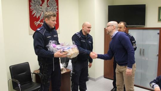 Ci policjanci pomogli rodzącej kobiecie. Na porodówkę kobieta dotarła w ostatniej chwili