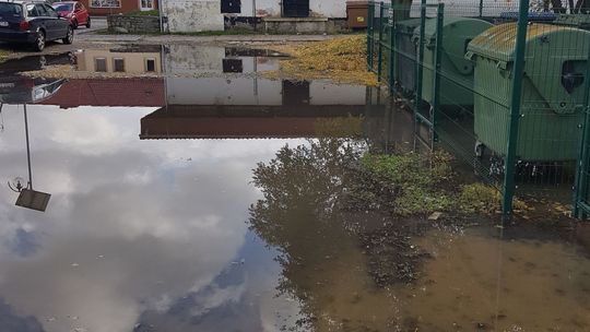 Ciągle zalewa plac przed śmietnikiem - skarży się czytelnik