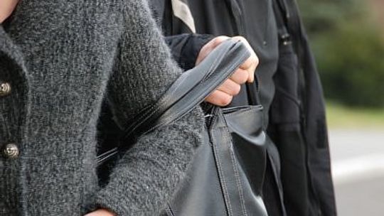 Ciągnął kobietę po ziemi, usiłując wyrwać jej torebkę