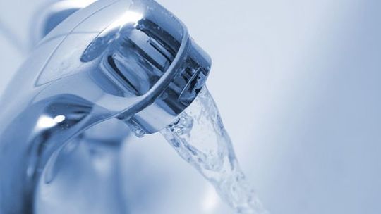 Ciągnik uszkodził hydrant. Awaria sieci wodociągowej