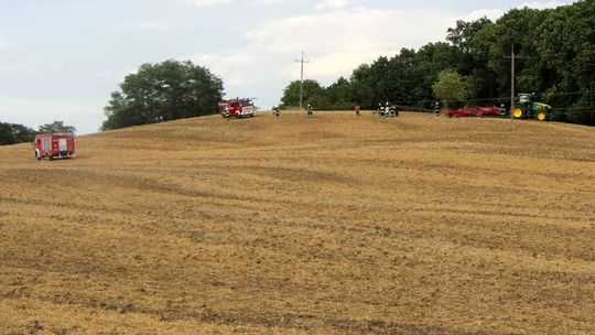 Ciągnik zaczepił o słup elektryczny. Wybuchł pożar
