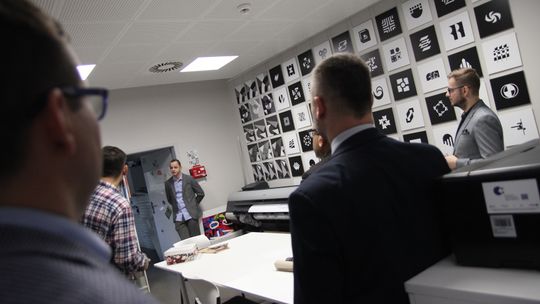 Ciekawe pomysły typu garderoba z elektroniką czy wkładka do walizki