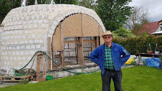 Ciekawostka architektoniczna powstaje w Gryfinie [WIDEO]