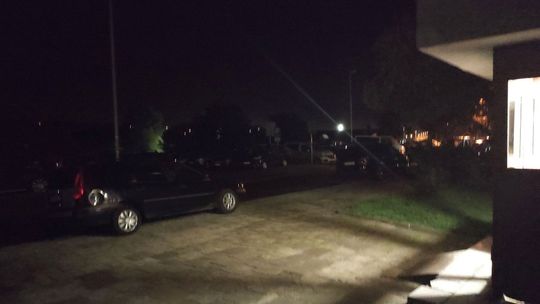 Ciemno przed blokiem i na parkingu. Dochodzi do aktów wandalizmu