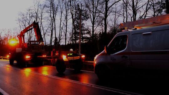 Ciemno, ślisko na łuku drogi. Energetycy i policjanci w akcji