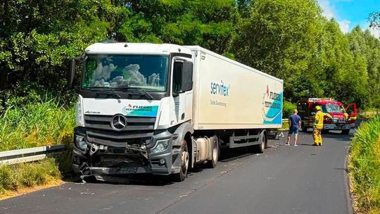 Ciężarówka firmy Fliegel uderzyła w tył osobowego Hyundaia. Groźne zderzenie w Ognicy