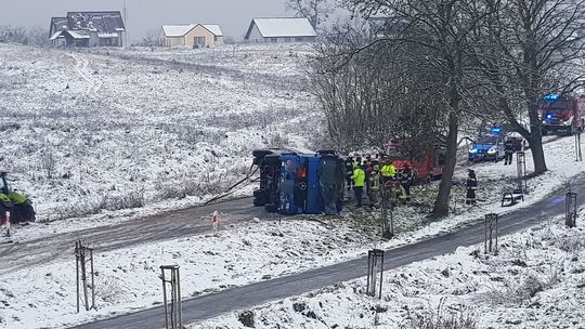 Ciężarówka przewróciła się i zderzyła z busem [ZDJĘCIA]