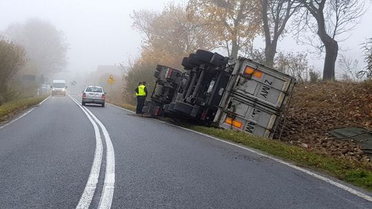 Ciężarówka przewróciła się na krętej drodze [ZDJĘCIA]