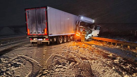 Ciężarówka uderzyła w bariery. Kierowca w szpitalu. Droga zablokowana