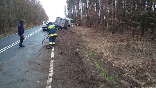 Ciężarówka w rowie [ZDJĘCIA]