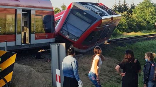 Ciężarówka wjechała pod pociąg. Są poszkodowani
