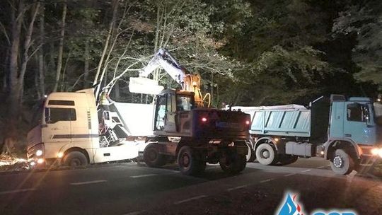 Ciężarówka wpadła do rowu [ZDJĘCIA]