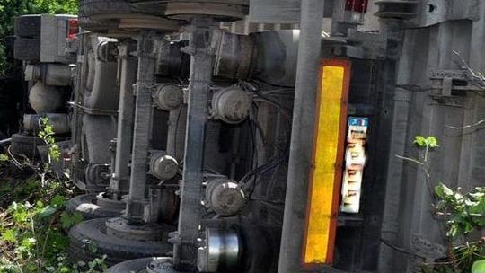 Ciężarówka wypadła z drogi