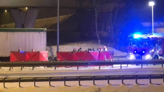 Citroen wbił się w tira. Zginęła jedna osoba, druga została ranna