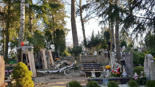 Cmentarze otworzono, ale...