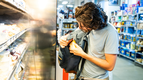 Co najczęściej złodzieje ukradkiem wynoszą ze sklepów? Lista artykułów nie jest długa