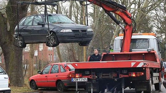 Co robią ze źle zaparkowanymi i porzuconymi autami