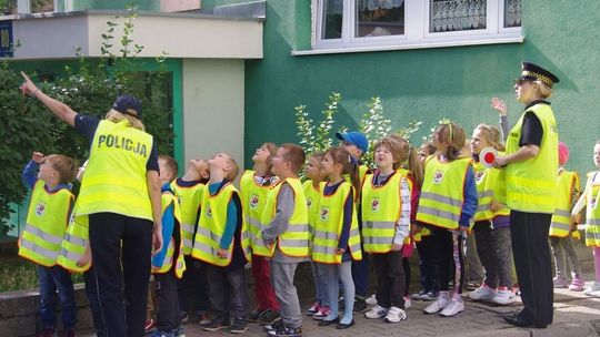 Co tak błyszczy w oddali? To ci, którzy odblaski od mundurowych dostali