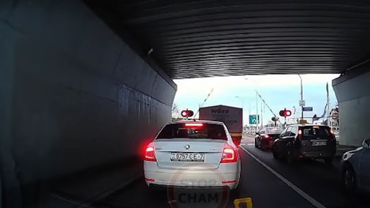 Groźna sytuacja podczas egzaminu na prawo jazdy. Uciekł przed pociągiem wyłamując rogatkę