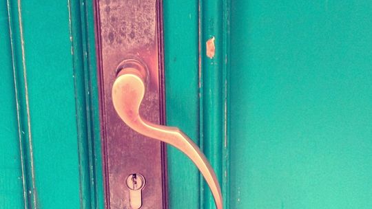 Co w urzędzie może symbolizować ta zepsuta klamka – zastanawia się czytelnik