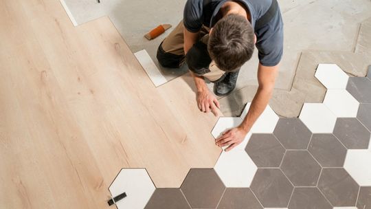 Co wybrać na podłogę? Panele, terakota, parkiet czy może żywica