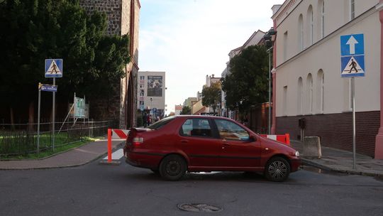 Cofał i potrącił pieszego