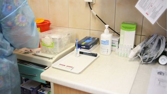 Coraz mniej przypadków koronawirusa, ale jest ofiara śmiertelna