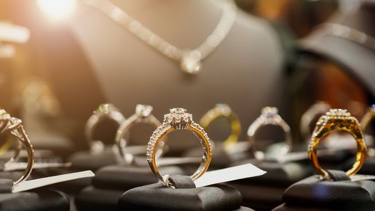 Coraz więcej biżuterii jest sprzedawana online