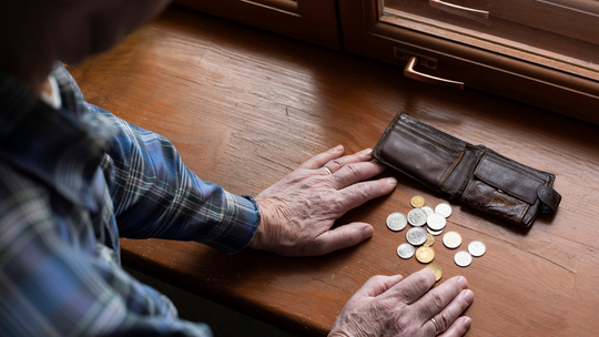 Przybywa emerytur niższych niż najniższe świadczenie. Jak to zmienić